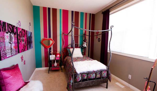 Комната девочки-подростка со стеной с цветными полосами