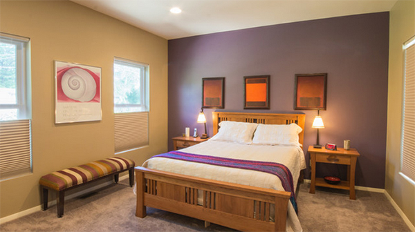 Фиолетовая стена в спальне