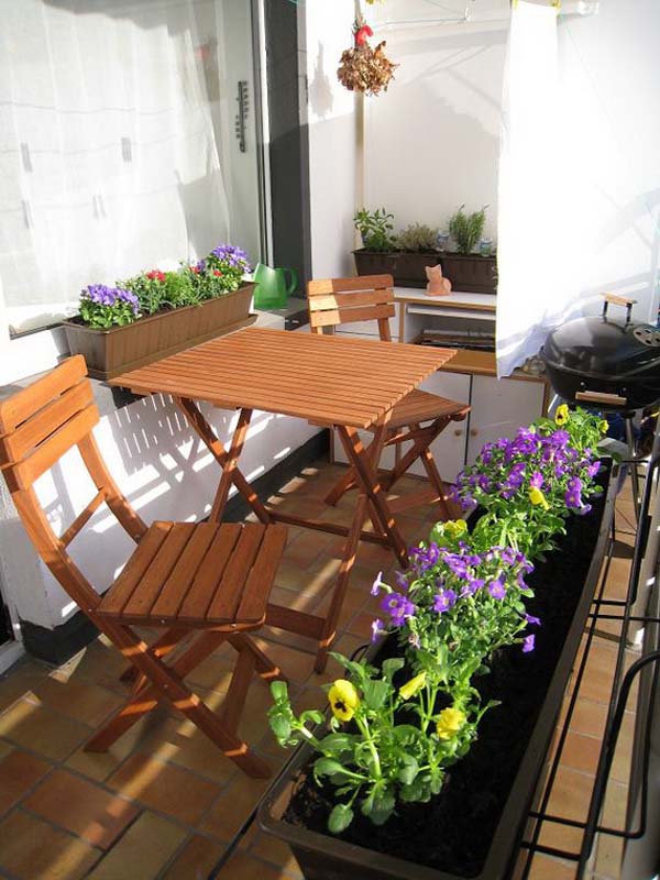 Открытый балкон с деревянной мебелью
