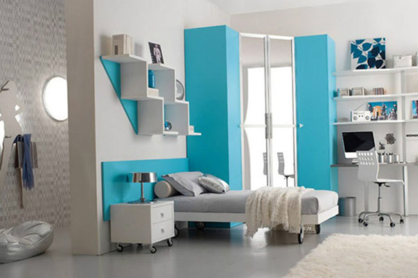 Дизайн спальни с ярко-голубым цветом
