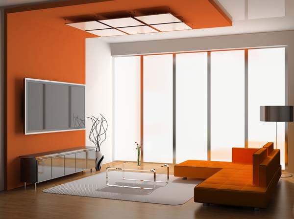 Оранжевая стена переходящая на потолок в гостиной