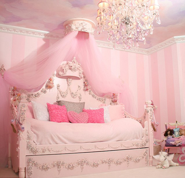 Розовые облака на потолке в комнате девочки
