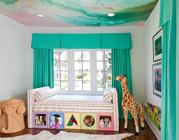 Цветные облака на потолке в детской