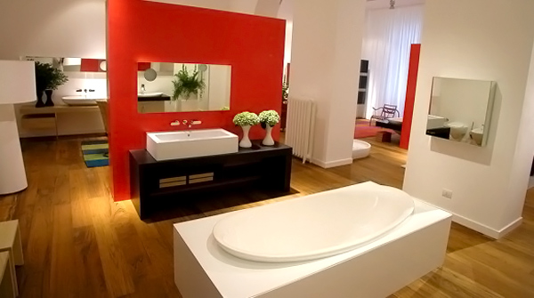 Современная ванная с красной стеной
