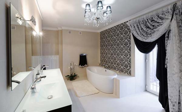 Ванная комната с роскошными шторами на окне