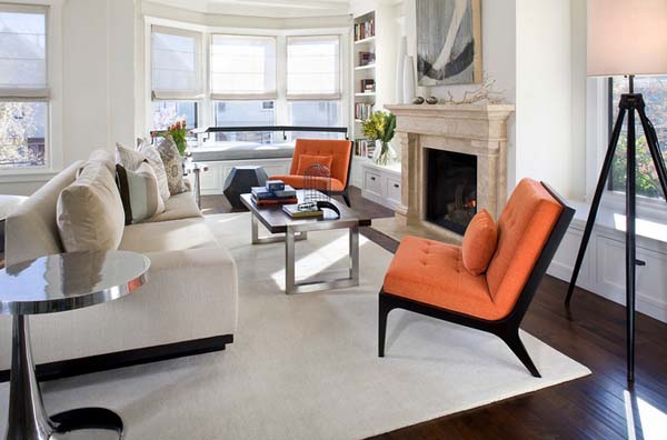 Белая гостиная с оранжевыми креслами