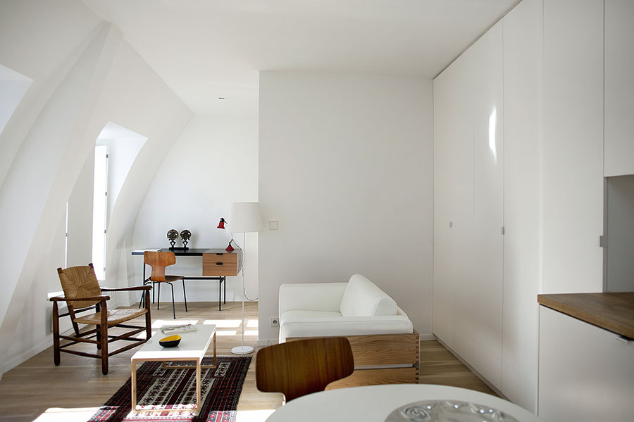 Белый дизайн интерьера квартиры-студии