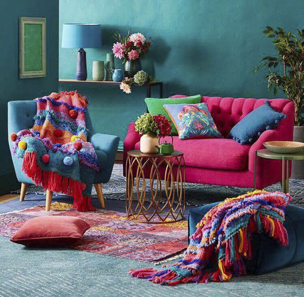 Розовый диван и голубое кресло в гостиной