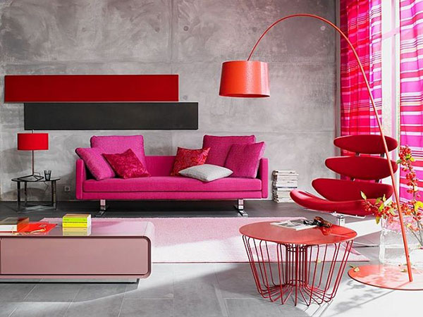Розовый диван и красное кресло в гостиной