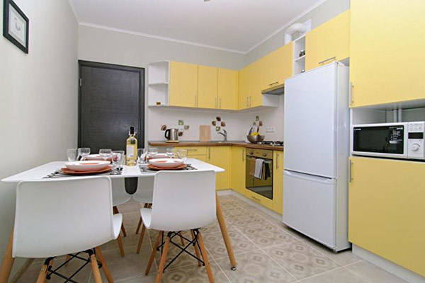 Интерьер кухни в желтом цвете фото 21