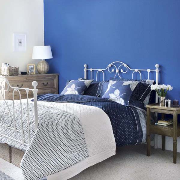 Спальня в разных оттенках синего