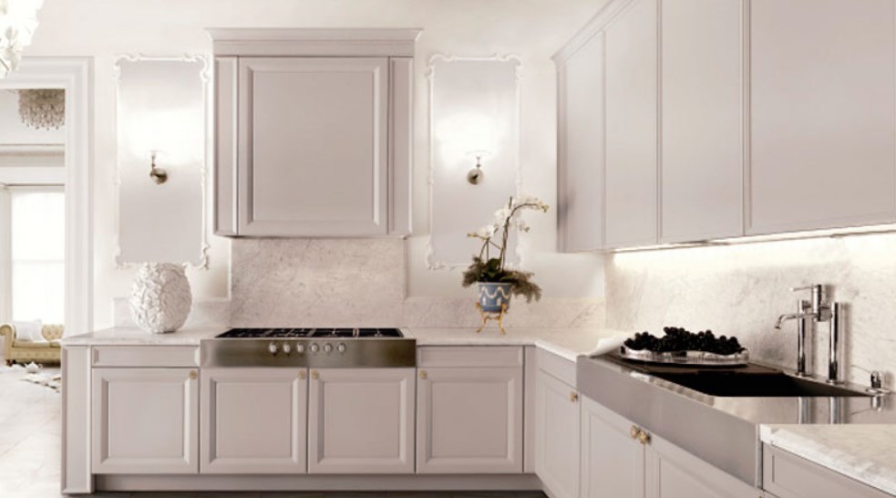 Светлая кухня в белых тонах на фото