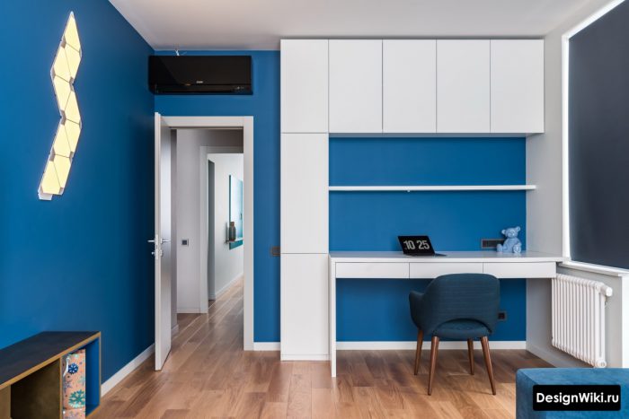 кабинет с белой мебелью и синей стеной