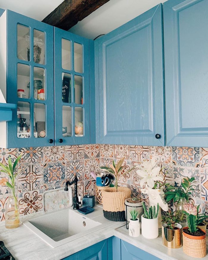 крашенные синие фасады на кухне