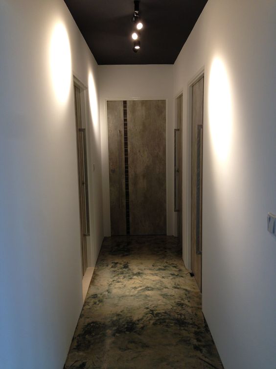 Чёрный натяжной потолок в коридоре