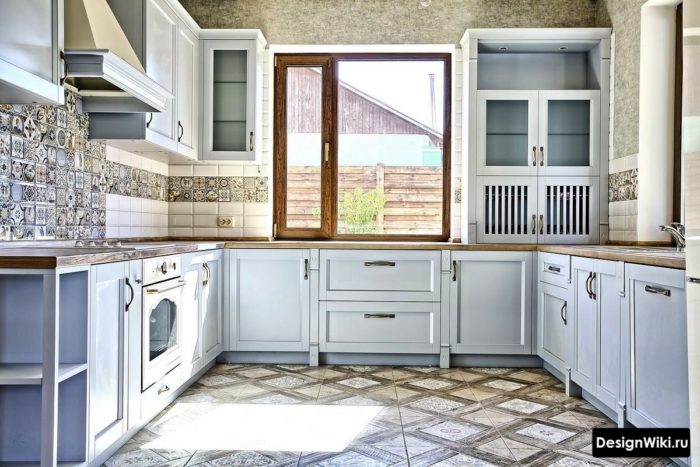 Сочетание плитки в голубой кухне в стиле прованс в загородном доме